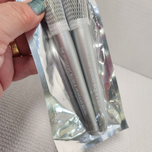 BELLE EN ARGENT |  set of two new makeup brushes - Picture 3 of 3
